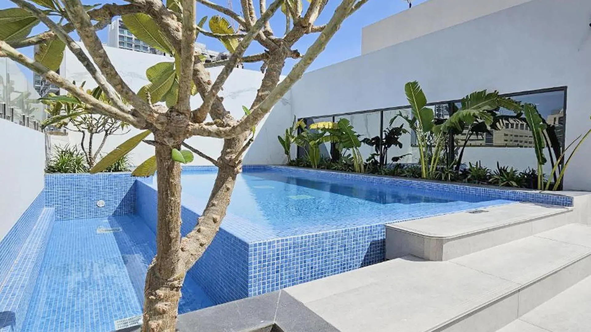 Chic Loft Studio In Jvc Sleeps 2 With Rooftop Pool Dubai 0*,