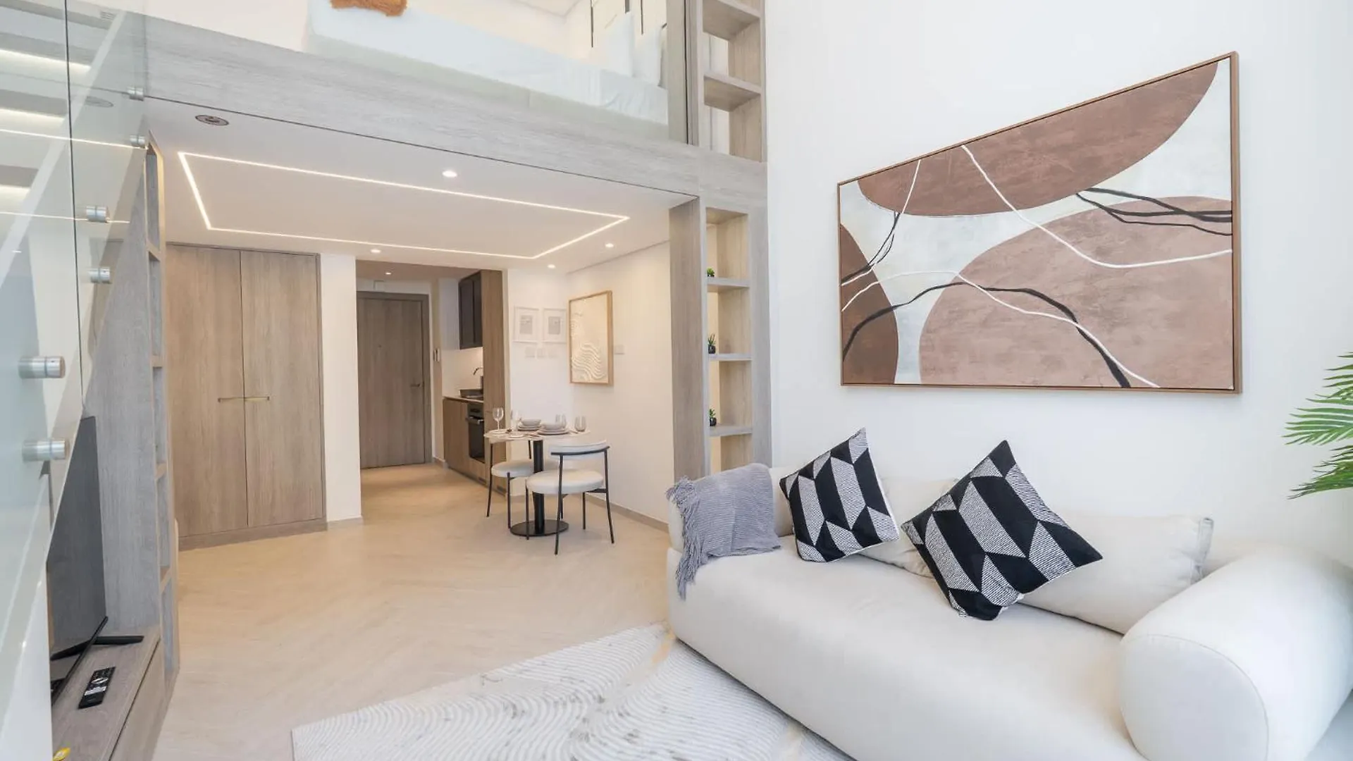 Appartamento Chic Loft Studio In Jvc Sleeps 2 With Rooftop Pool Dubai Emirati Arabi Uniti