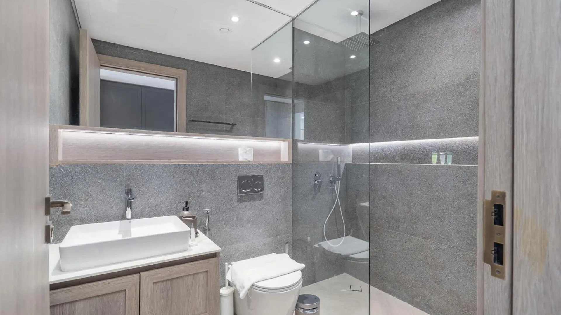 Chic Loft Studio In Jvc Sleeps 2 With Rooftop Pool Dubai Emirati Arabi Uniti