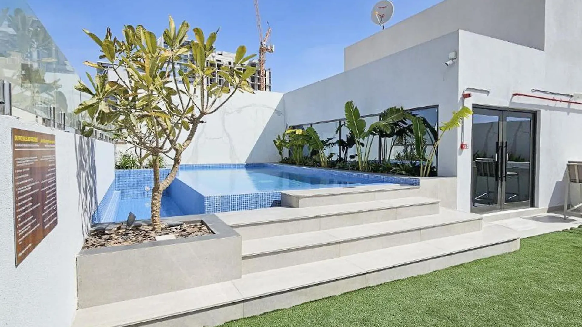 Chic Loft Studio In Jvc Sleeps 2 With Rooftop Pool Dubai Emirati Arabi Uniti