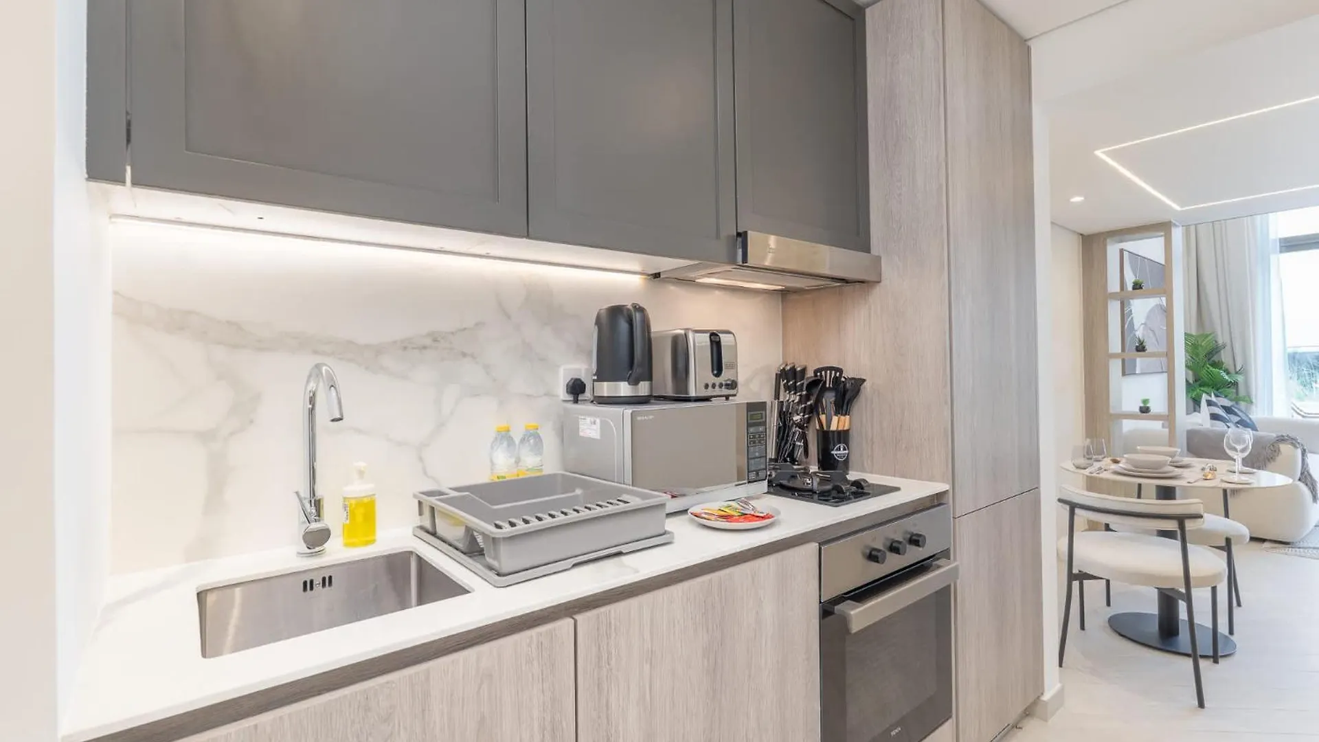 Appartamento Chic Loft Studio In Jvc Sleeps 2 With Rooftop Pool Dubai