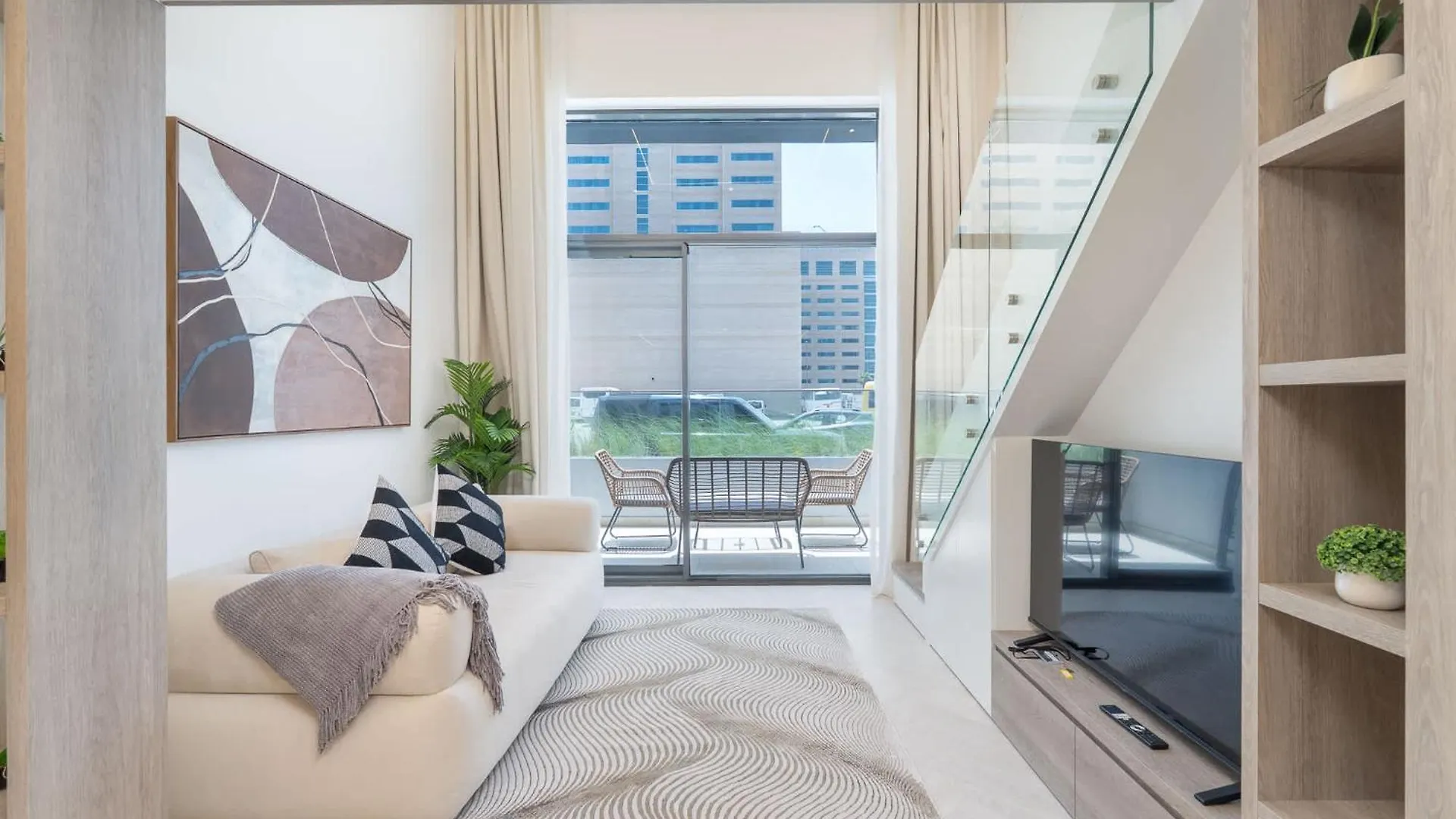 Appartamento Chic Loft Studio In Jvc Sleeps 2 With Rooftop Pool Dubai