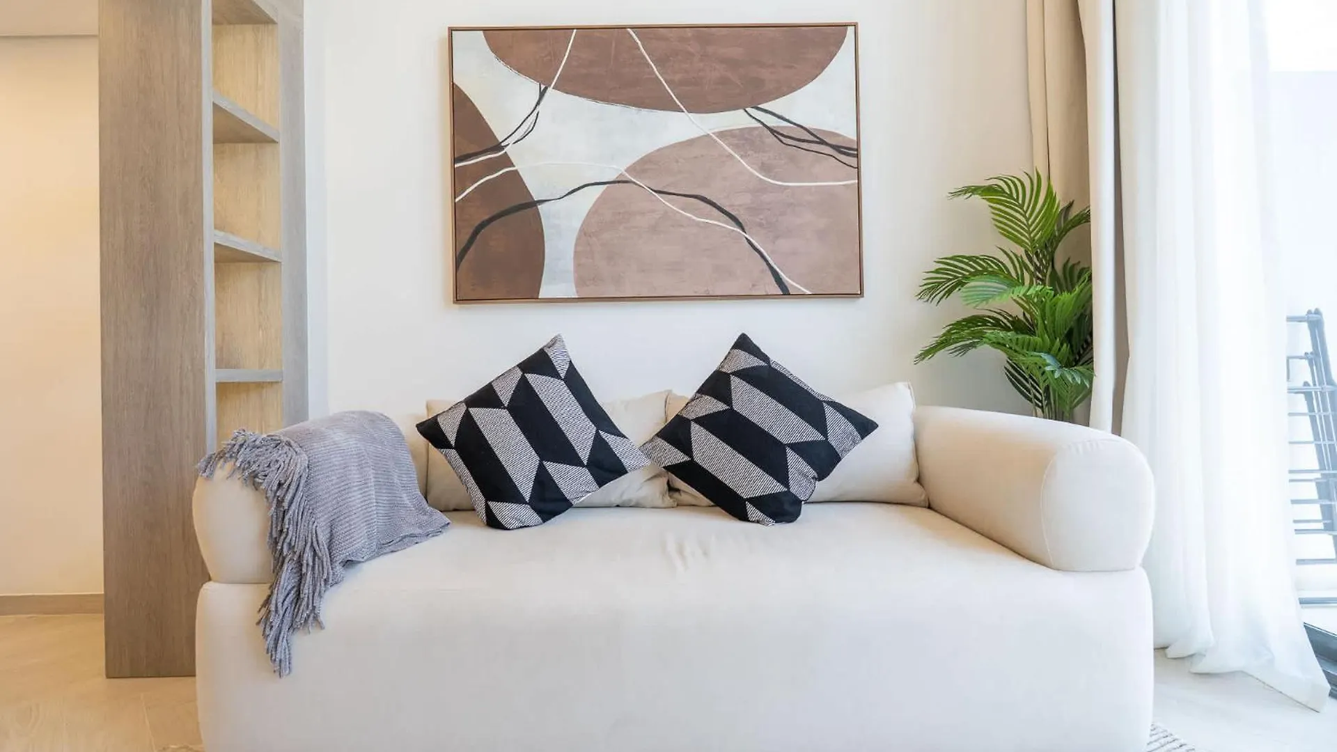 Chic Loft Studio In Jvc Sleeps 2 With Rooftop Pool Dubai 0*,