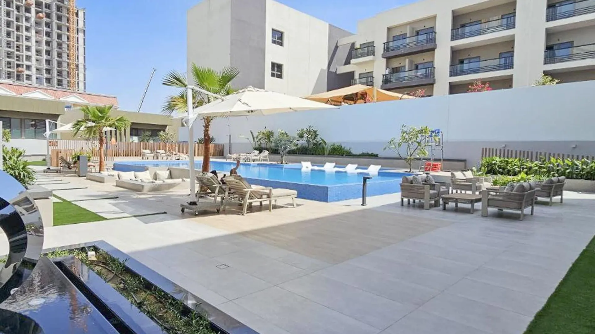 Chic Loft Studio In Jvc Sleeps 2 With Rooftop Pool Dubai